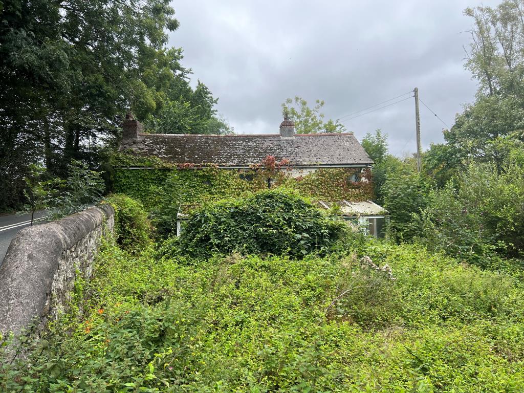 Lot: 108 - COTTAGE FOR UPDATING WITH DEVELOPMENT POTENTIAL - Front elevation of cottage